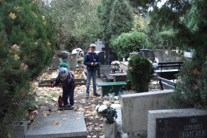 Klasa 3b - porządki na Cmentarzu Grabiszyńskim